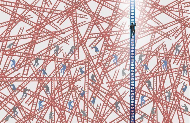 たくさんの混乱したはしごと、順調に上る1人のビジネスマン