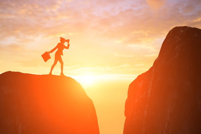 山で双眼鏡を覗く人