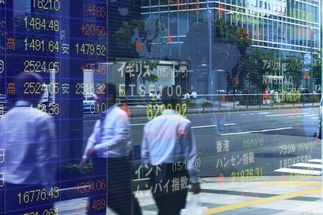 シンギュラリティ(技術的特異点)のもつ難しさとは 株式数値とビジネスマン