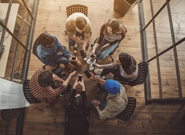 【書評】教養としてのテクノロジー〜AI、仮想通貨、ブロックチェーン 円形に座ってスマートフォンを持つ人たち