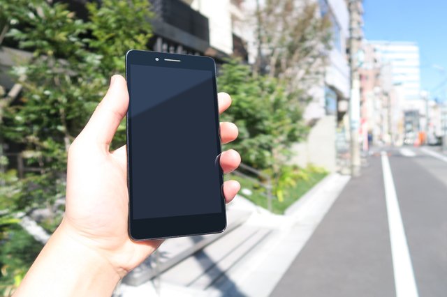 スマートフォンを持つ手