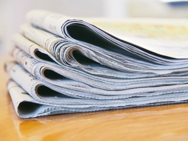 【書評】『メディア・リテラシー〜世界の現場から』(菅谷明子:岩波新書) テーブルの新聞紙