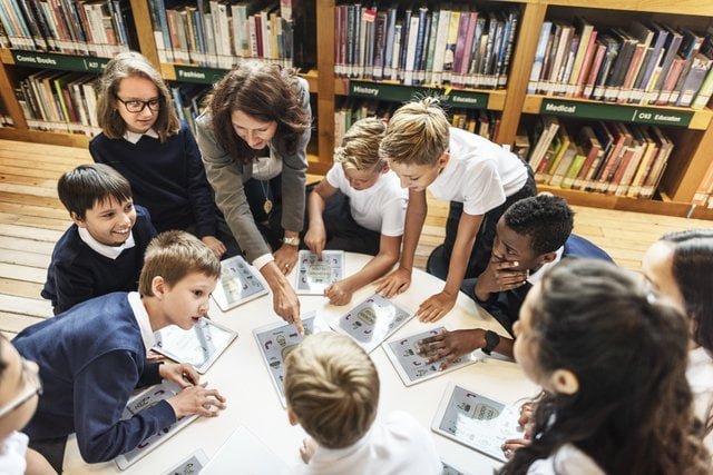 【書評】『メディア・リテラシー〜世界の現場から』(菅谷明子:岩波新書) 授業中の生徒と先生