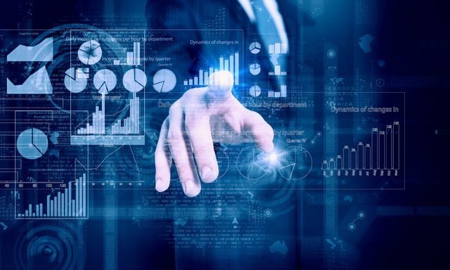 バーチャルパネルをタッチするビジネスマン