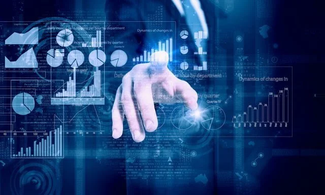 マーケティング思考とマーケティングマインドについて考える バーチャルパネルをタッチするビジネスマン