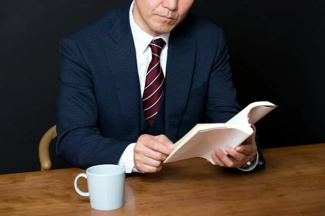 【イベントレポート】「読書会のすすめ」ーー第3回東京読書サミットに参加して 読書しているビジネスマン