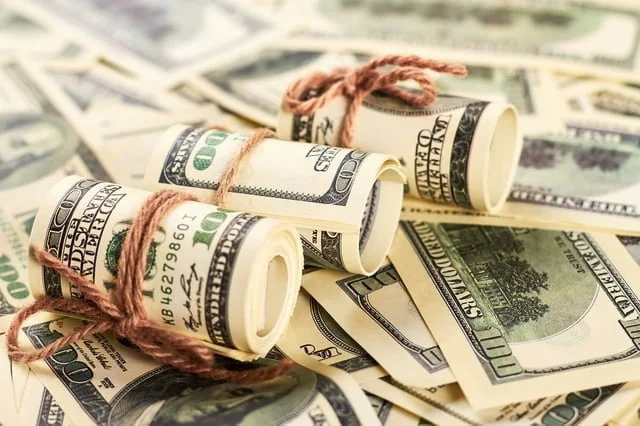 丸められたドル札