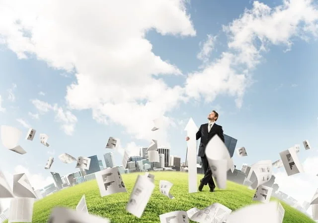 空を見上げるビジネスマンと矢印