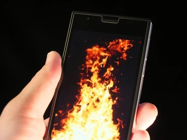 スマートフォンと炎