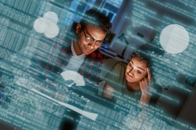 考え中の若い開発者