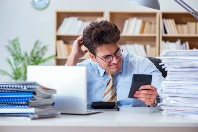 難しい顔をしているビジネスマン