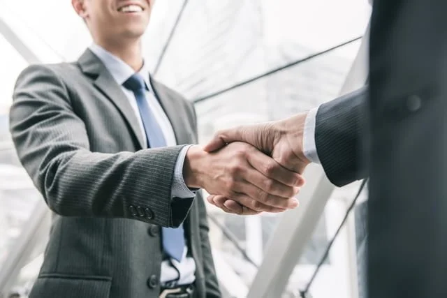 PR会社 vs 広告代理店 vs コンサルティングファームという“課題”について考える 握手