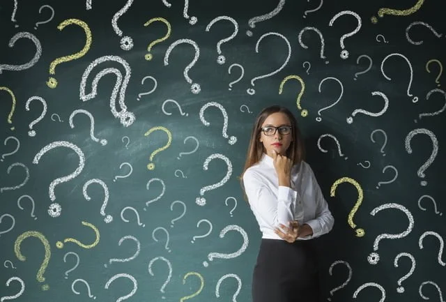 広報PRの『KPI』ってみんなどうしてる? はてなが書かれた黒板と女性