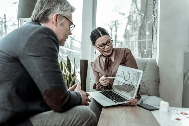 ノートPCで説明する女性