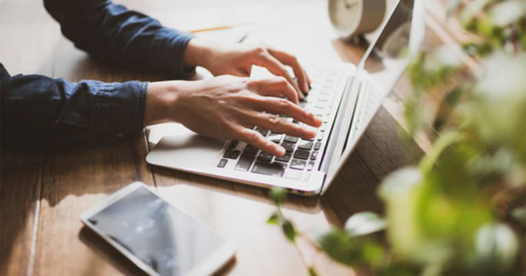 パソコンを打つ女性