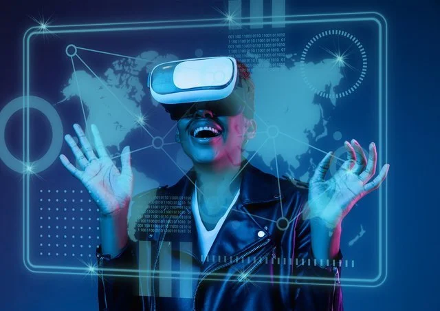 VRゴーグルをつけた女性