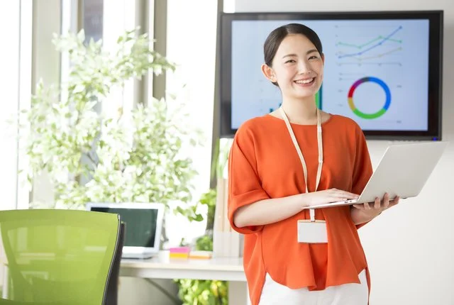 広報担当者採用における失敗談——スタートアップ編 パソコンを持った女性