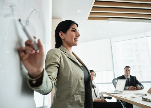 プレゼンテーションをする女性