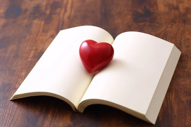 すべてはマーケティングコミュニケーションのためにーー継続力、思わぬご縁、ソーシャルメディアについて 本とハートの置物