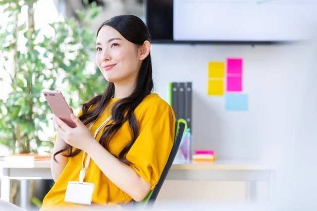 広報・PRってどんな仕事?向いてる人は? スマホを持つ女性