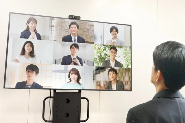 ビデオ会議をする男性