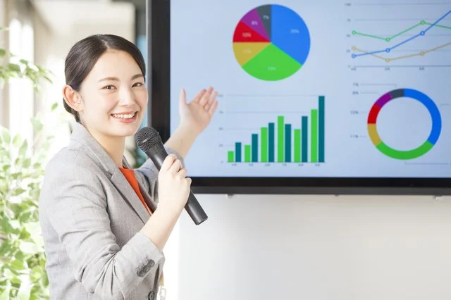 広報は目的によってベストポジションが異なる!? プレゼンする女性