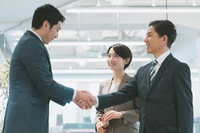 難しくないBtoB企業の広報PR戦略と成功事例 握手するビジネスマン