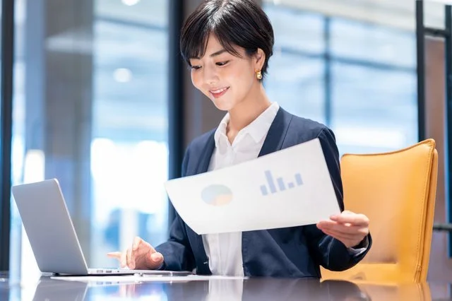 難しくないBtoB企業の広報PR戦略と成功事例 オフィスで仕事をする女性