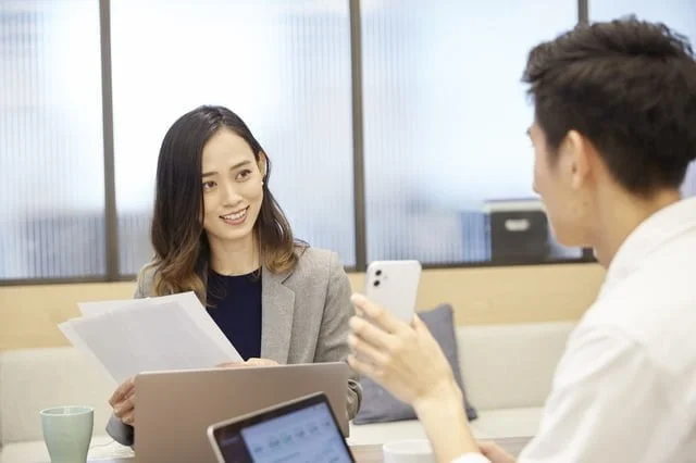 新しい広報アプローチとして注目されている「ラウンドテーブル」とは? オフィスでミーティングする女性