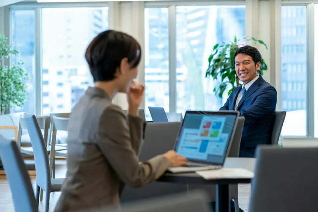 広報も営業する時代! 効果的なメディアキャラバンPR戦略とは? 男女 ミーティング
