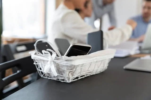 【書評】減速思考〜デジタル時代を賢く生き抜く知恵(著者:リチャード・ワトソン/徳間書店) スマホがたくさん入ったカゴ