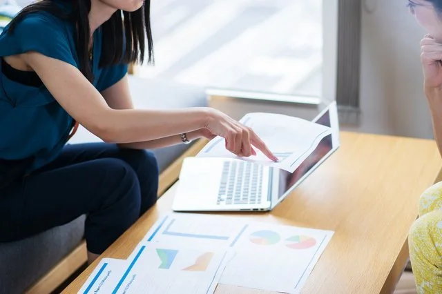 女性とパソコン