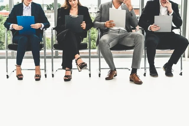 書類を見る男女