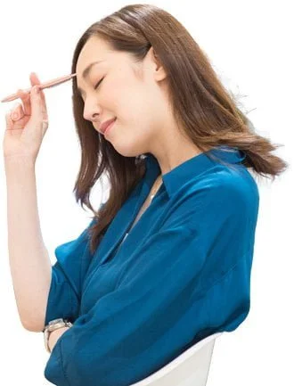 プレスリリース作成代行:PR成功率9割以上の有名メディアのライターが執筆 プレスリリースを考える女性