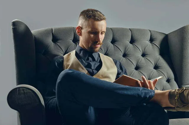 ライティングにスランプはあるのか?〜1年間の執筆ブランクで気がついたこと〜 ソファーで読書する男性