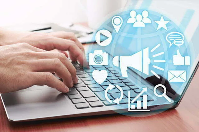 SNSにアクセスする男性