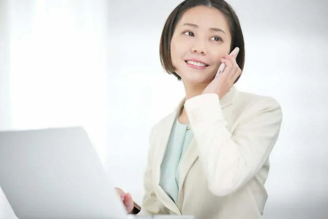 スマホで電話する女性会社員