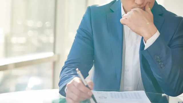 広報戦略を考える男性