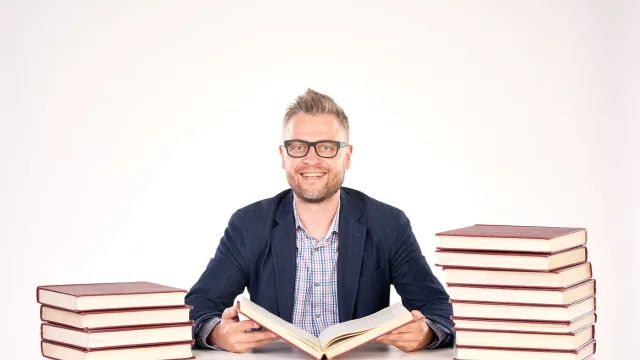 【書評】「変化を嫌う人」を動かす:魅力的な提案が受け入れられない4つの理由 本を持った男性一人