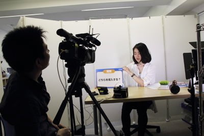 緊張しながら動画撮影無事終了 カメラで撮影の様子
