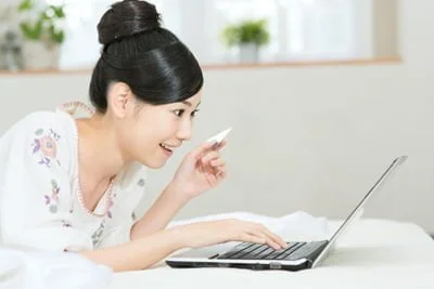 広告より高い0円の広報PR 検索する女性