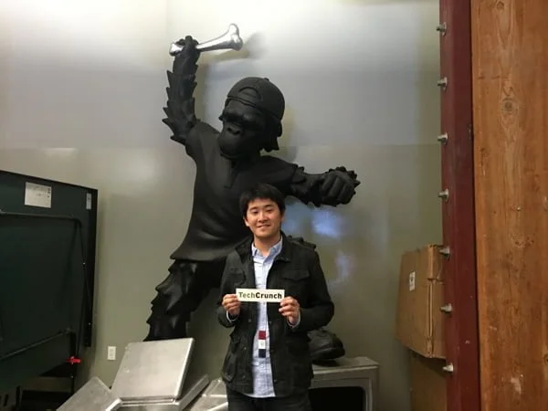 【実践!シリコンバレーPR】アポなしでメディアキャラバンできるのか? TechCrunchの猿像の前で記念撮影