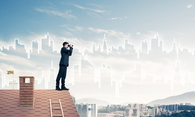 「顧客志向」について、あらためて考えたこと 望遠する男性