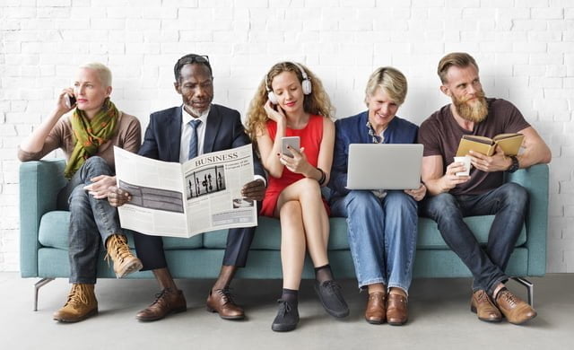 【書評】デジタル・ジャーナリズムは稼げるか〜メディアの未来戦略<前編> 新聞やパソコンなどを見る人々