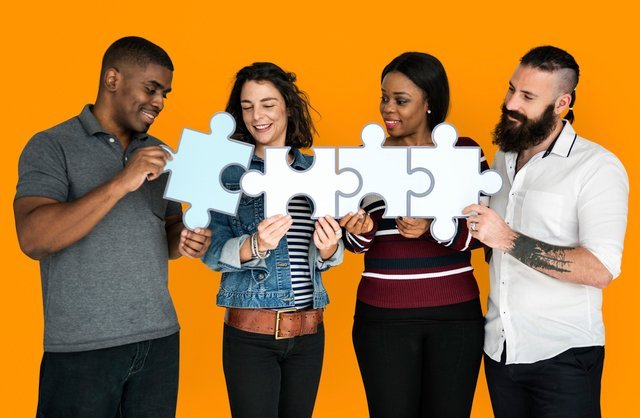 パズルピースを持つ男女