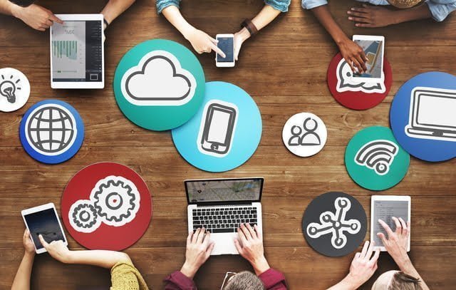 【書評】マーケティング4.0〜スマートフォン時代の究極法則(フィリップ・コトラーほか2名:朝日新聞出版) PC、タブレット、スマートフォンを触る人々