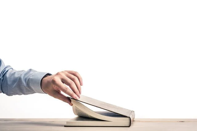 本を持つ手
