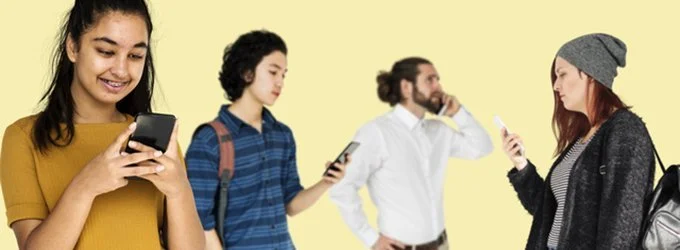 スマートフォンを触る人々