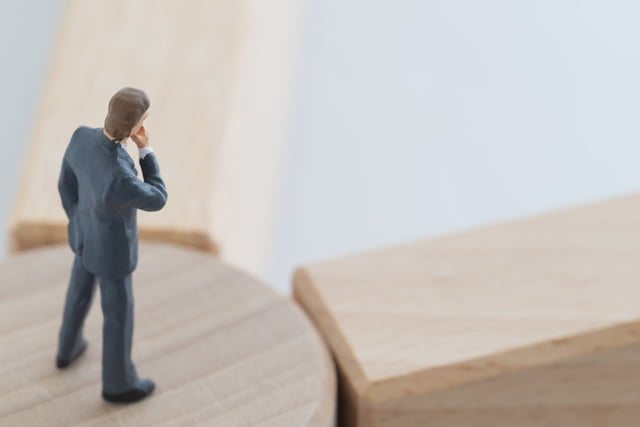 【書評】ジョブ理論〜イノベーションを予測可能にする消費のメカニズム 分かれ道に迷う男性