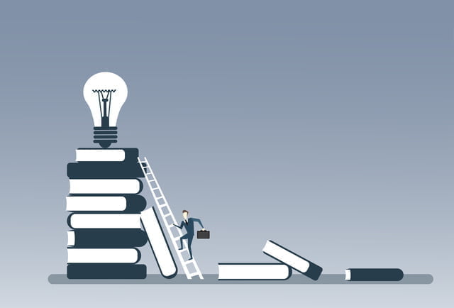 【書評】ジョブ理論〜イノベーションを予測可能にする消費のメカニズム 積みあがった本の上にある電球(ひらめき)と、梯子を上る人